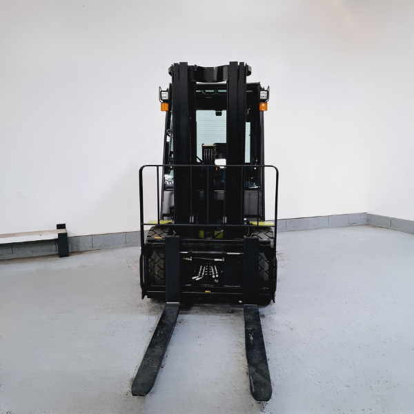 Chariot élévateur diesel neuf Clark S35D 1