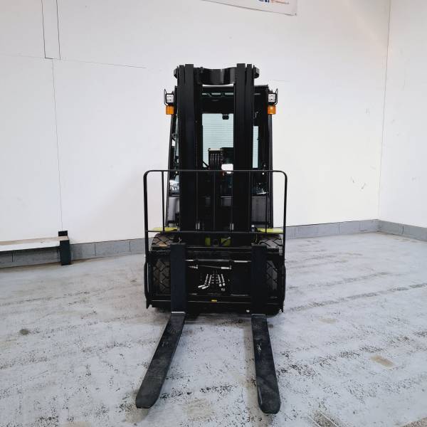 Chariot élévateur diesel neuf Clark S35D 1