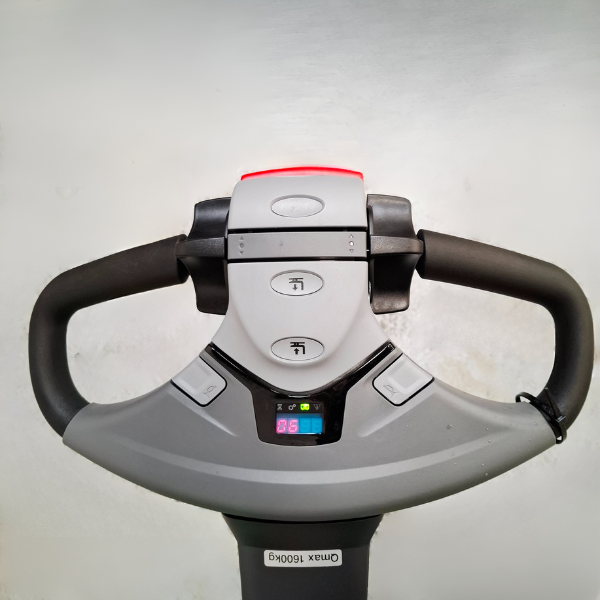 Transpalette électrique accompagnant CESAB P216
