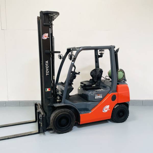 chariot-elevateur-gaz-toyota-02-8fgf25-22076