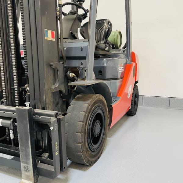 chariot-elevateur-gaz-toyota-02-8fgf25-22076-4