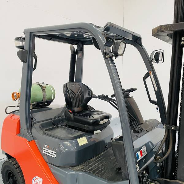 chariot-elevateur-gaz-toyota-02-8fgf25-22076-1